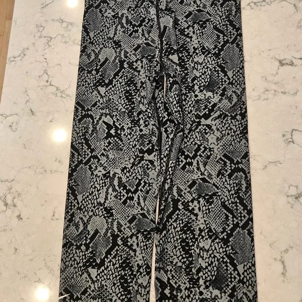 Nike Printed Cropped Leggings Size Medium